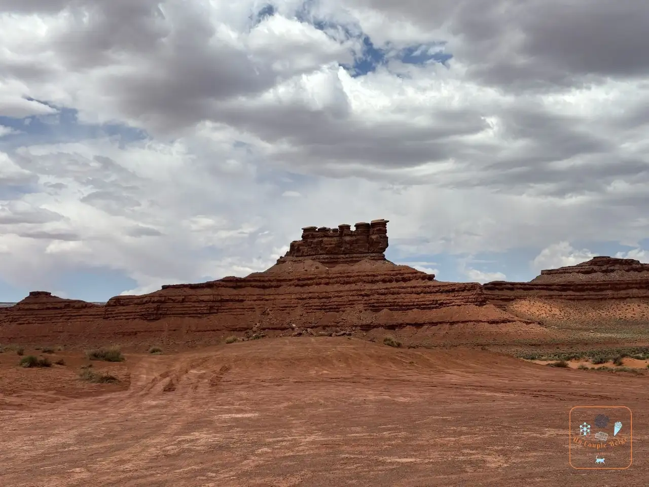 Une butte de grès rouge au sommet dentelé