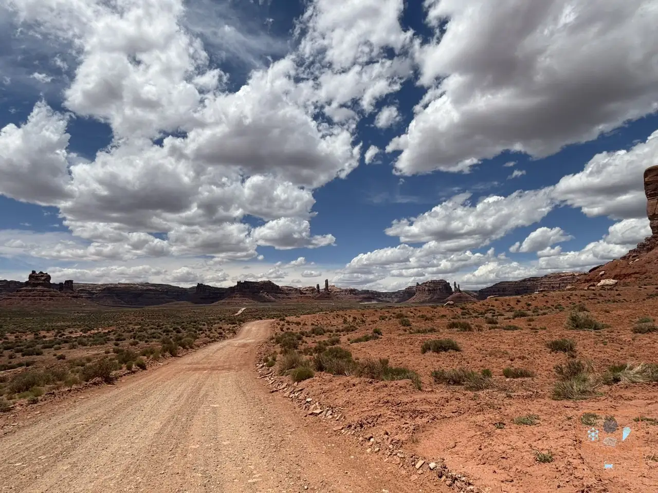 La piste en terre qui traverse Valley of the Gods