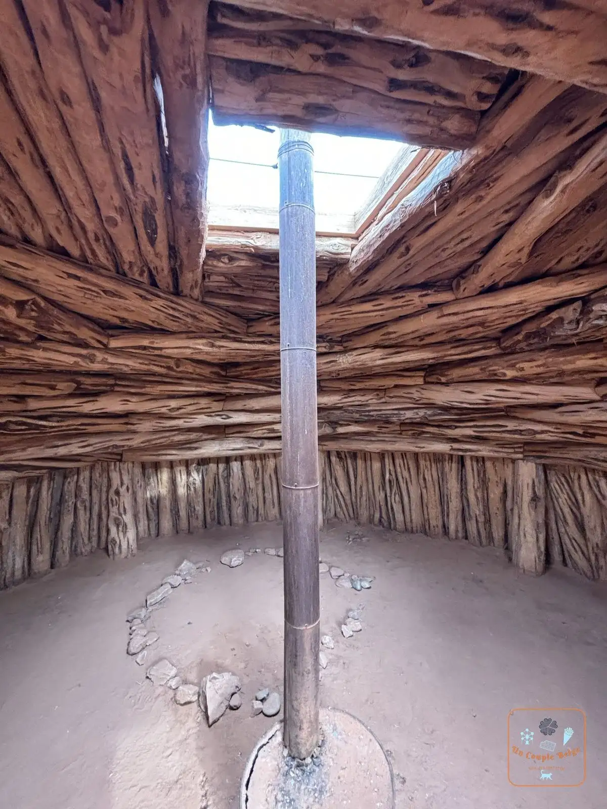 L'intérieur d'un hogan navajo en rondins