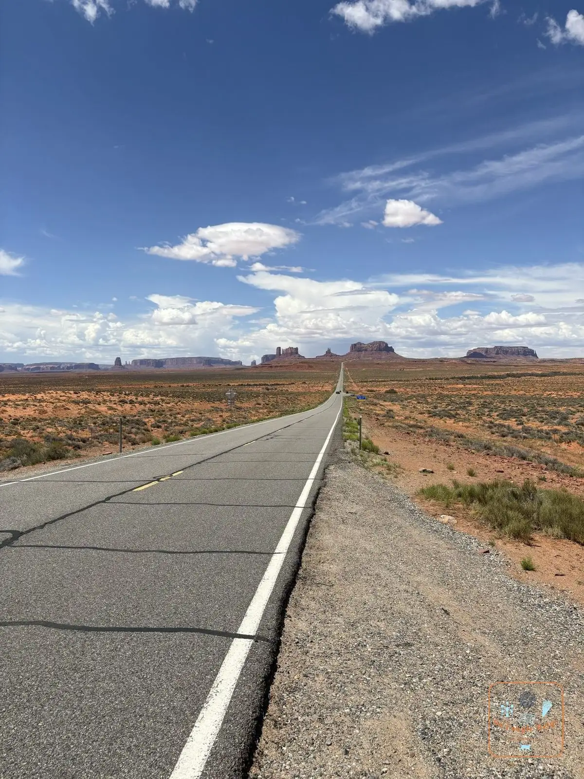 La route US-163 qui file vers les buttes de Monument Valley