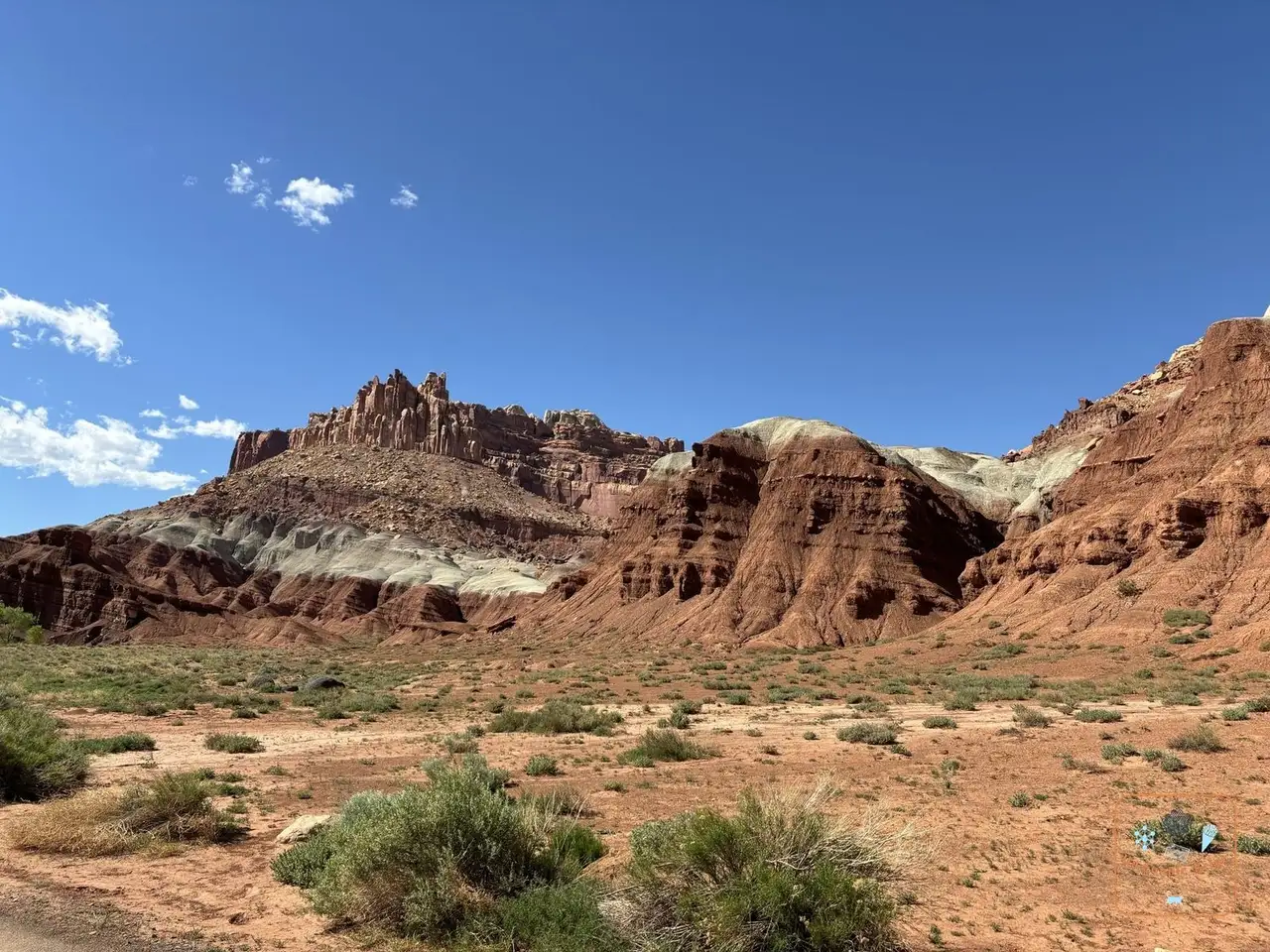 Les falaises rouges, grises et blanches de Capitol Reef