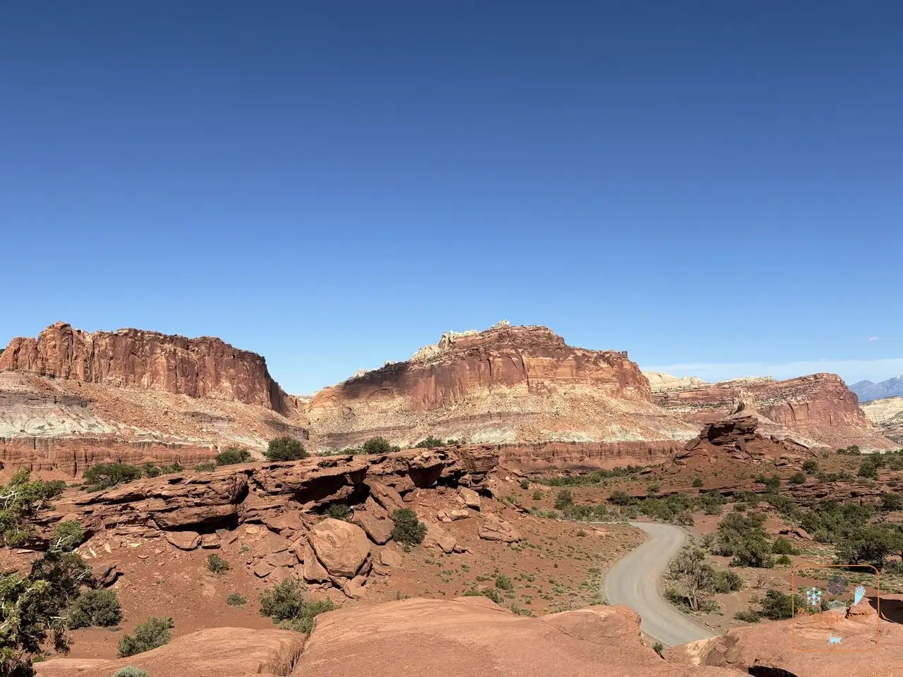 Les falaises de Capitol Reef et la route depuis un point de vue