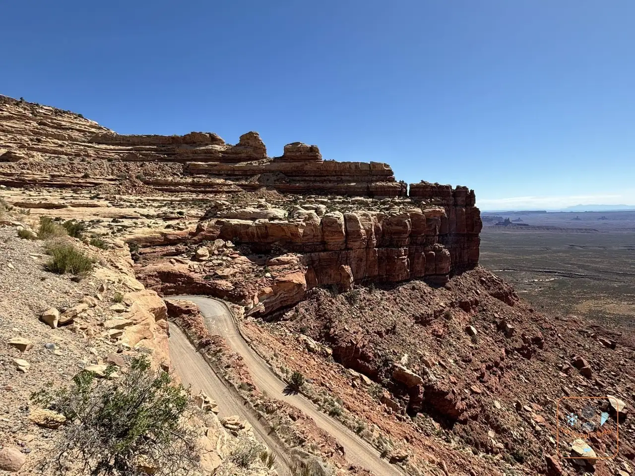 Les lacets de la Moki Dugway au pied des falaises
