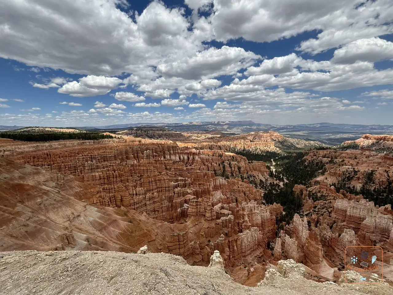 L'amphithéâtre de Bryce sous un ciel nuageux