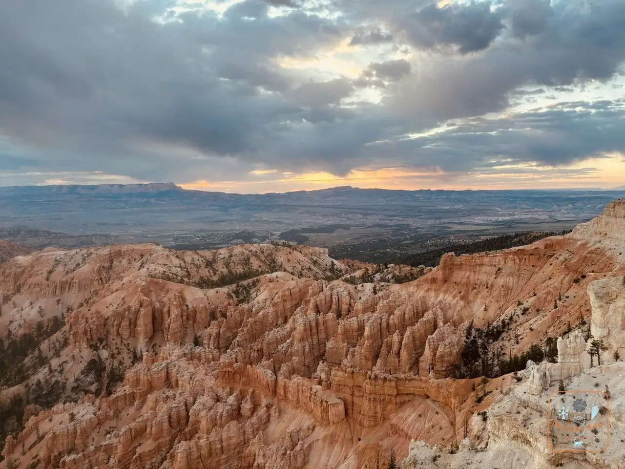 Le lever du soleil sur l'amphithéâtre de Bryce Canyon