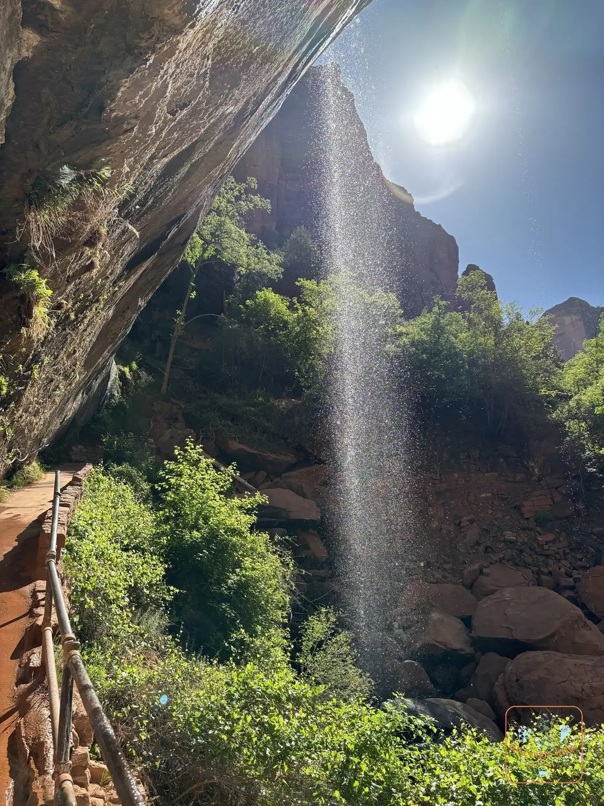 La cascade sous le surplomb rocheux du Lower Emerald Pool