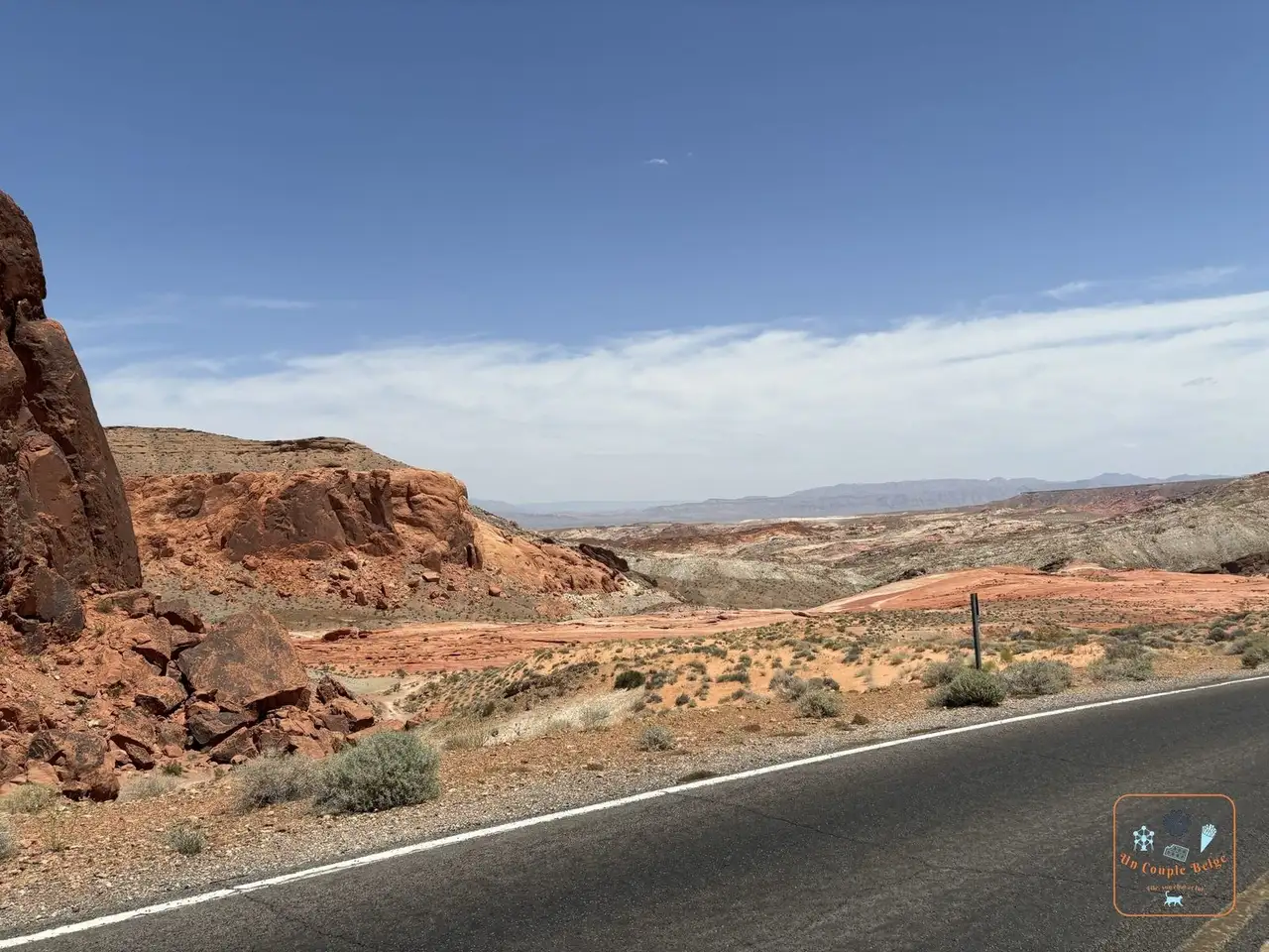 La route qui traverse les collines rouges de Valley of Fire