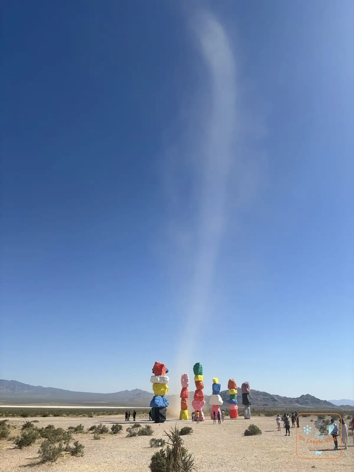 Les totems de Seven Magic Mountains, avec un tourbillon de poussière