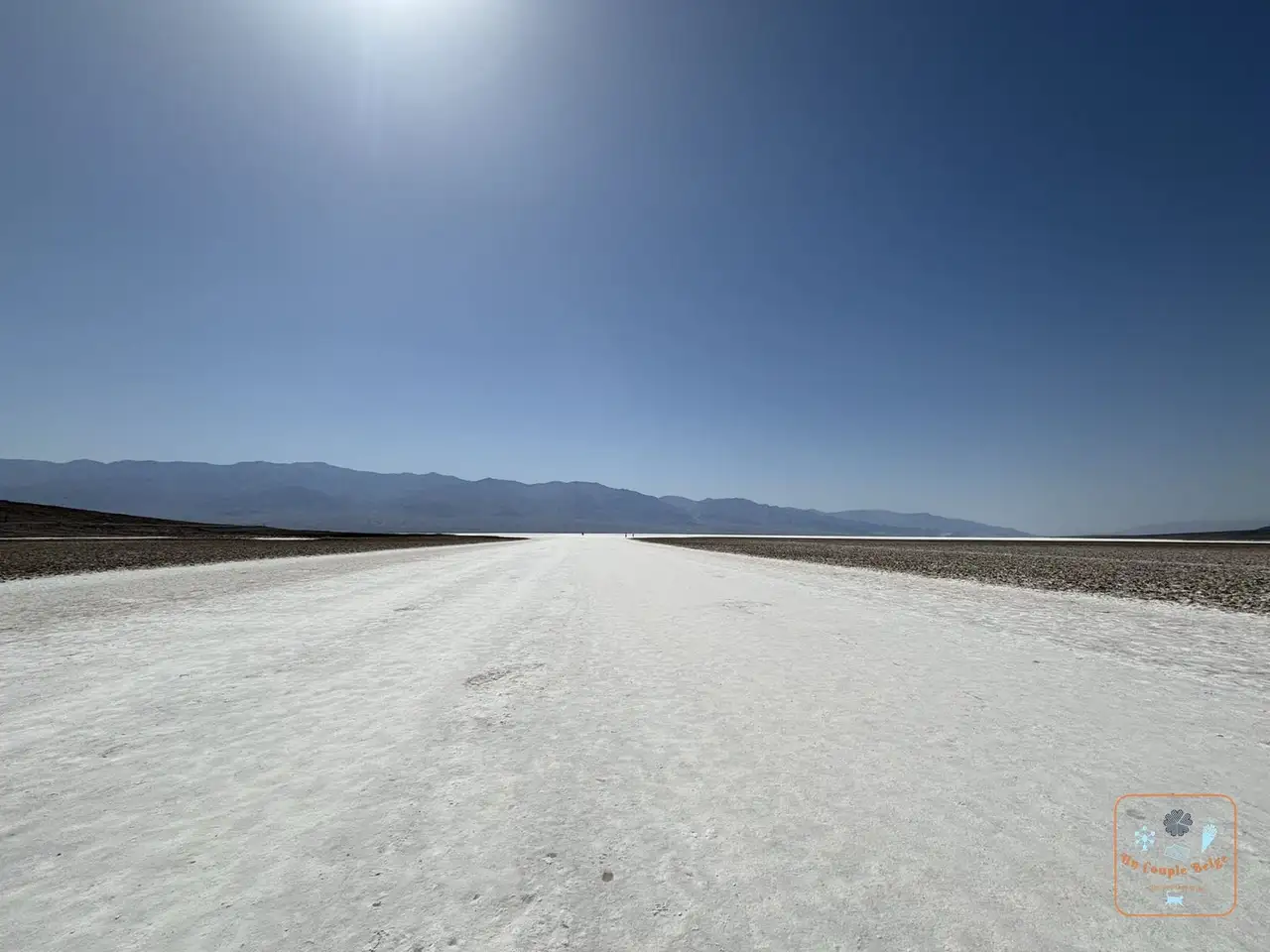 La croûte de sel blanc de Badwater Basin à perte de vue
