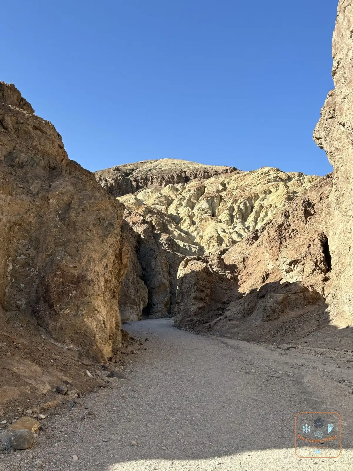 Le sentier de Golden Canyon entre les parois dorées