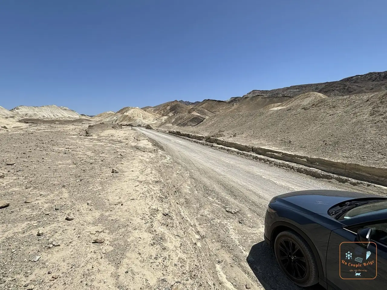 Piste de terre au milieu des collines désertiques avec notre voiture