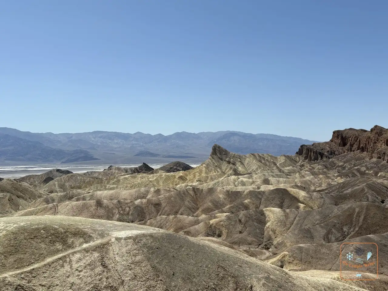 Les collines dorées et ondulées de Zabriskie Point avec Manly Beacon