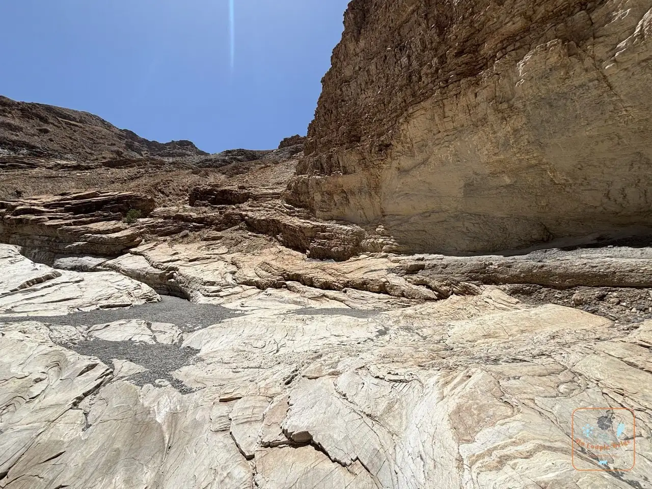 Le marbre blanc et gris poli par l'eau au fond de Mosaic Canyon