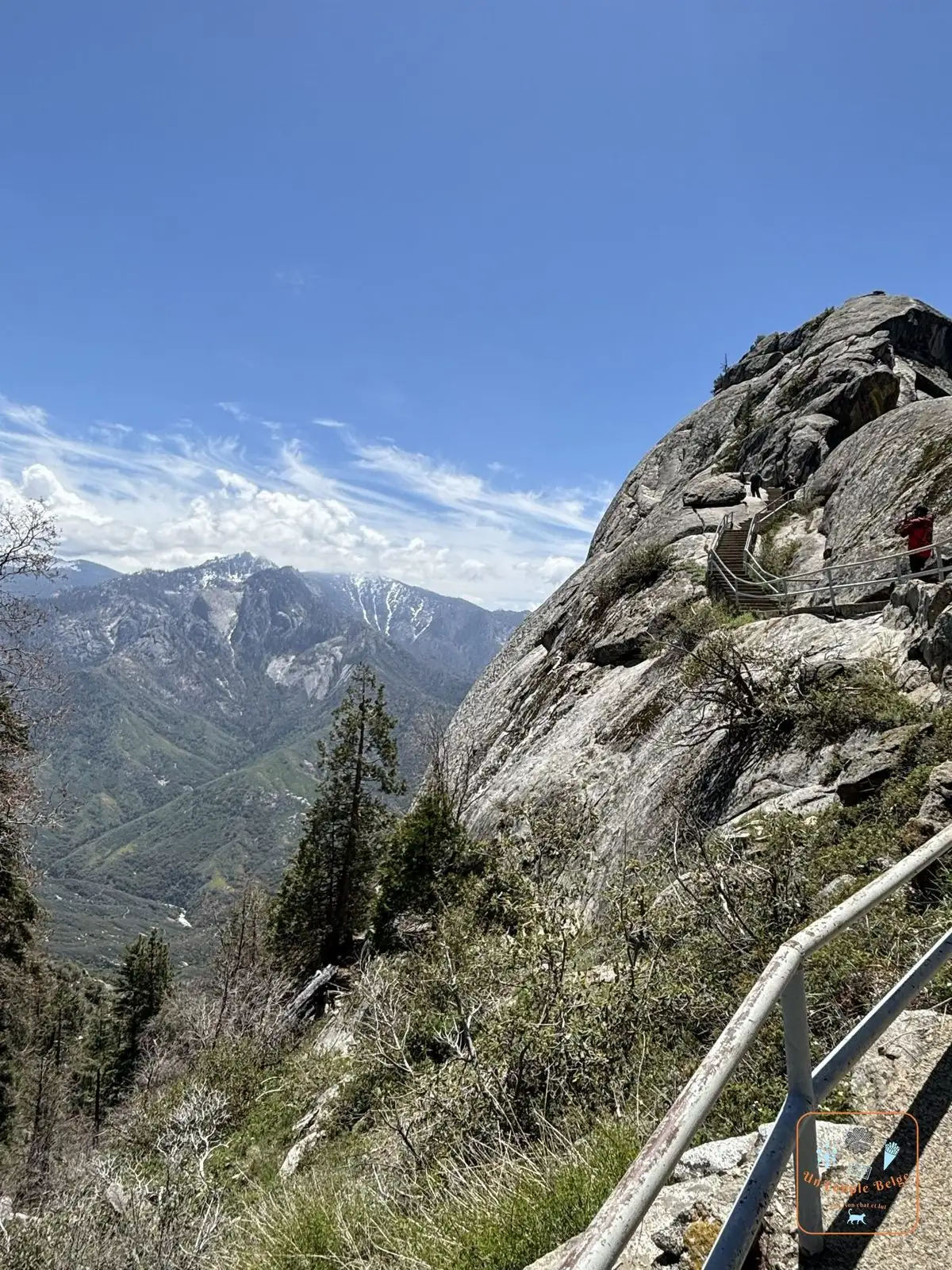 L'escalier et la rampe accrochés au flanc de Moro Rock