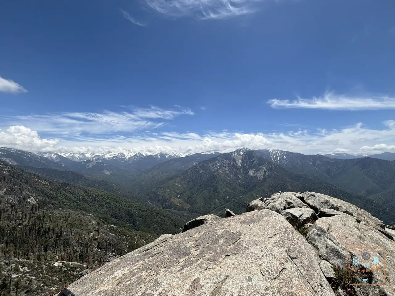 Panorama sur la Sierra Nevada enneigée depuis le sommet de Moro Rock