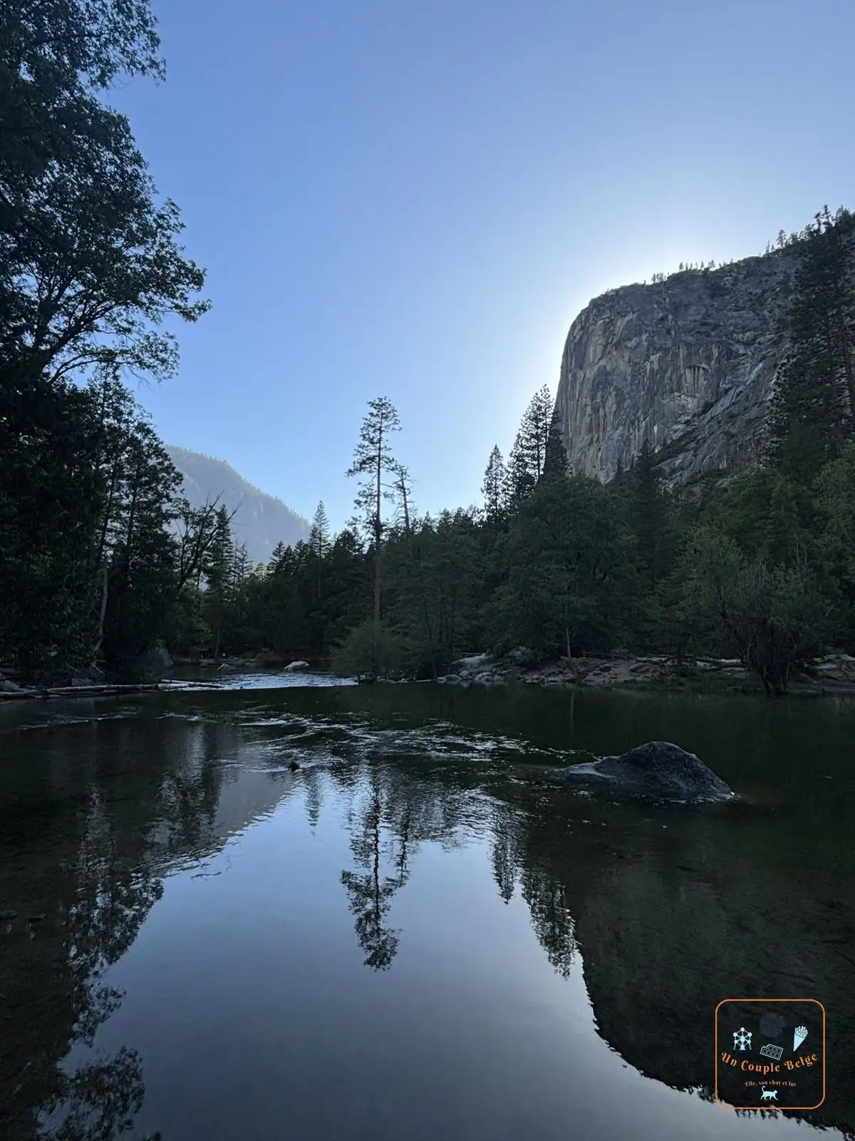 Les falaises se reflétant dans l'eau calme de Mirror Lake au crépuscule