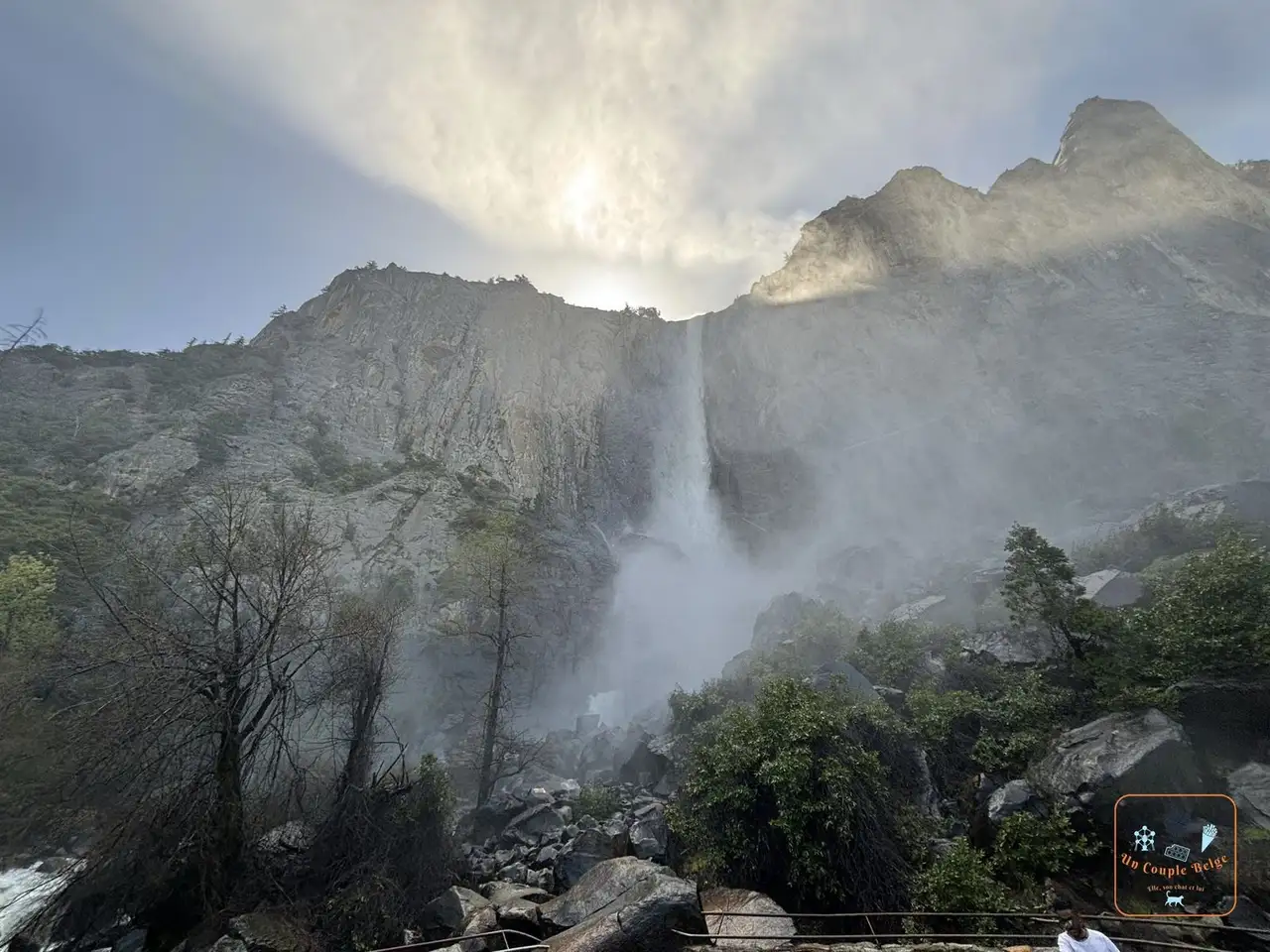 La chute de Bridalveil Fall et son nuage d'embruns dans la lumière du matin