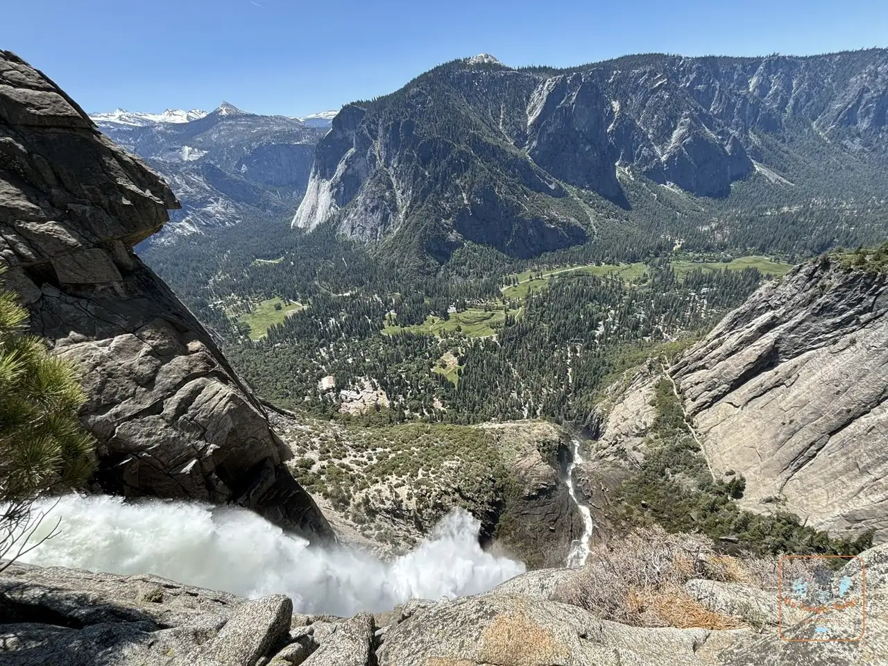 L'eau de la Yosemite Creek qui plonge dans le vide au sommet des chutes, avec la vallée en contrebas