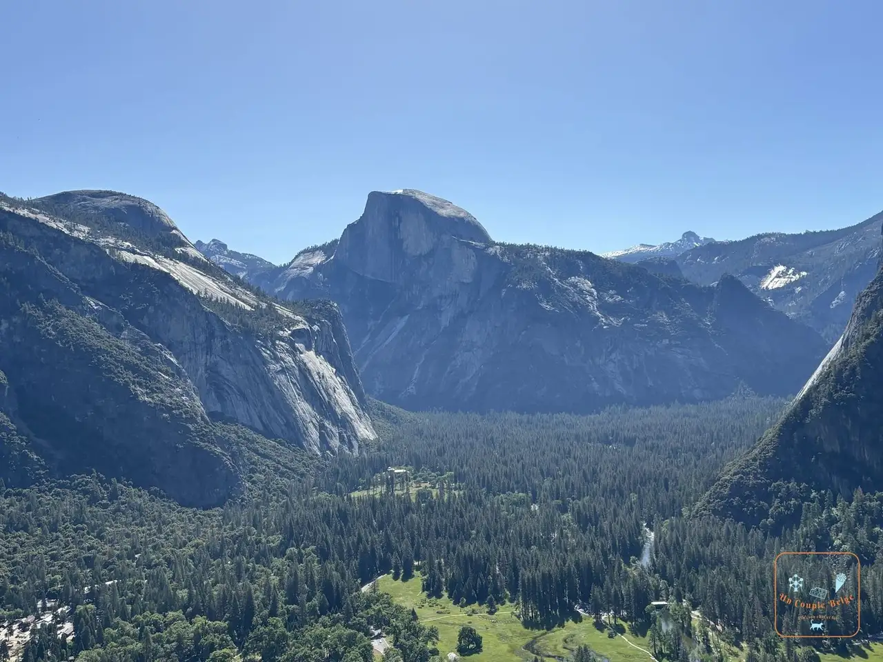 Half Dome au-dessus de la vallée de Yosemite depuis Columbia Rock