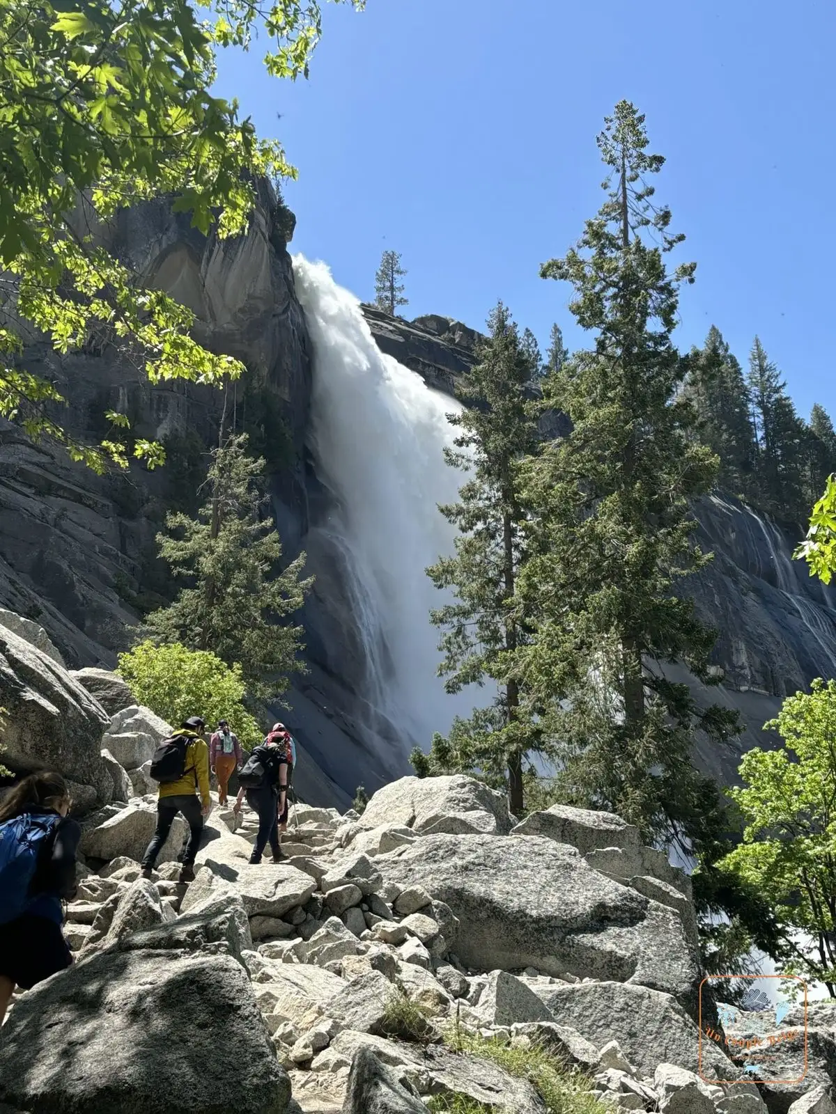 Nevada Fall qui dévale la paroi avec des randonneurs sur le sentier