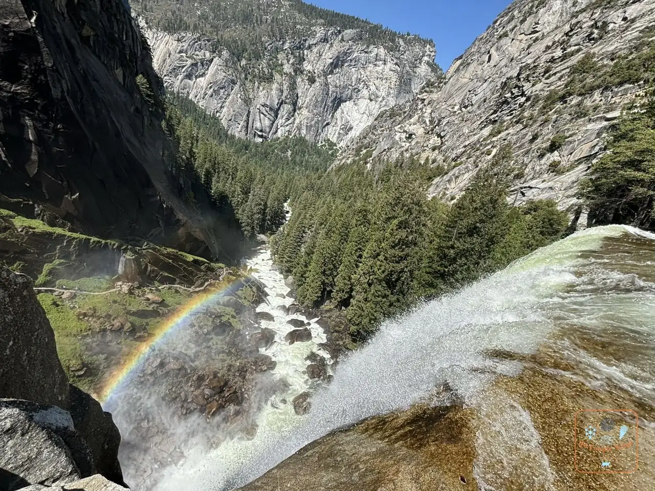 Le sommet de Vernal Fall avec un arc-en-ciel dans les embruns