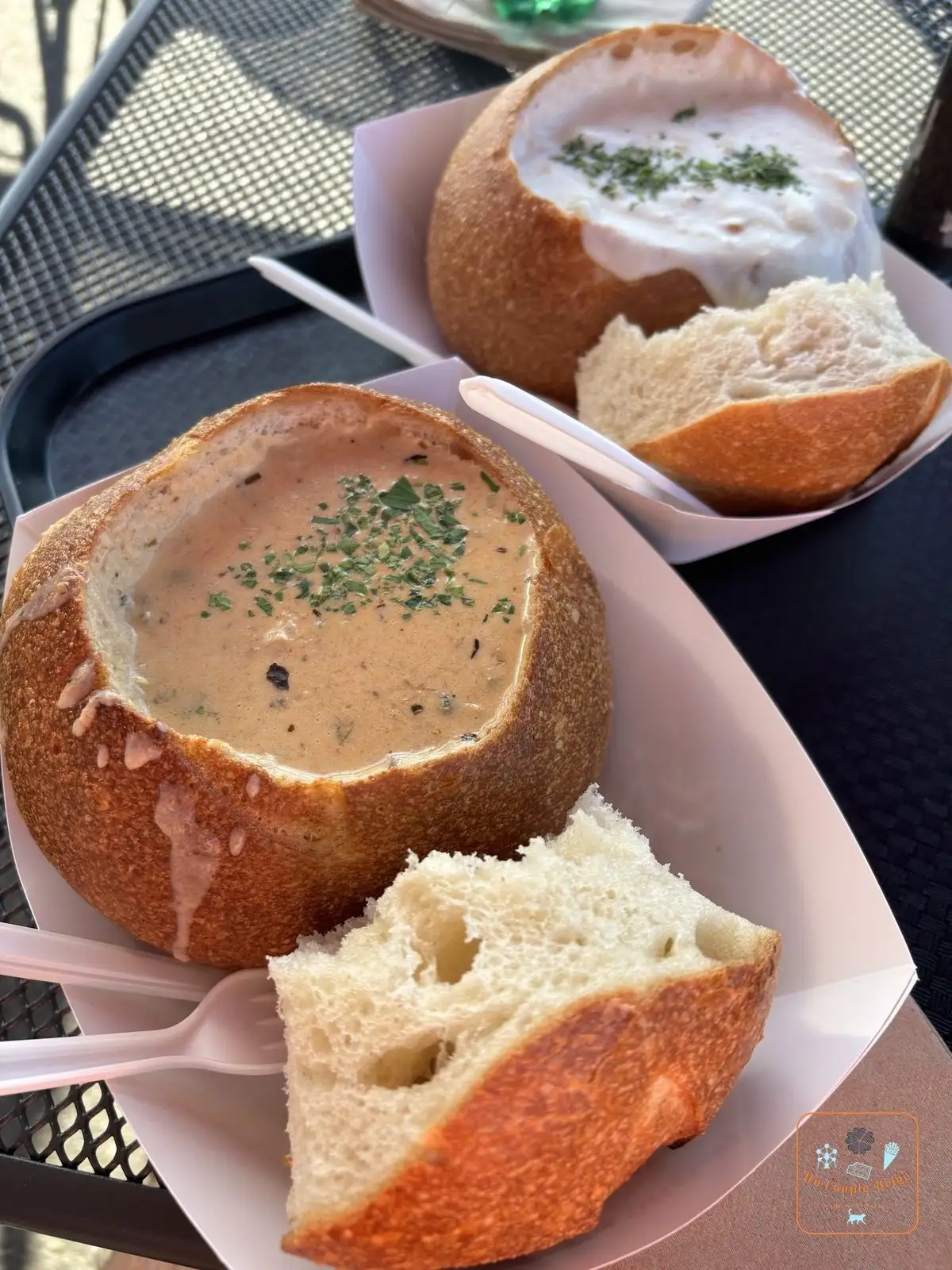 Deux clam chowders servies dans des pains au levain