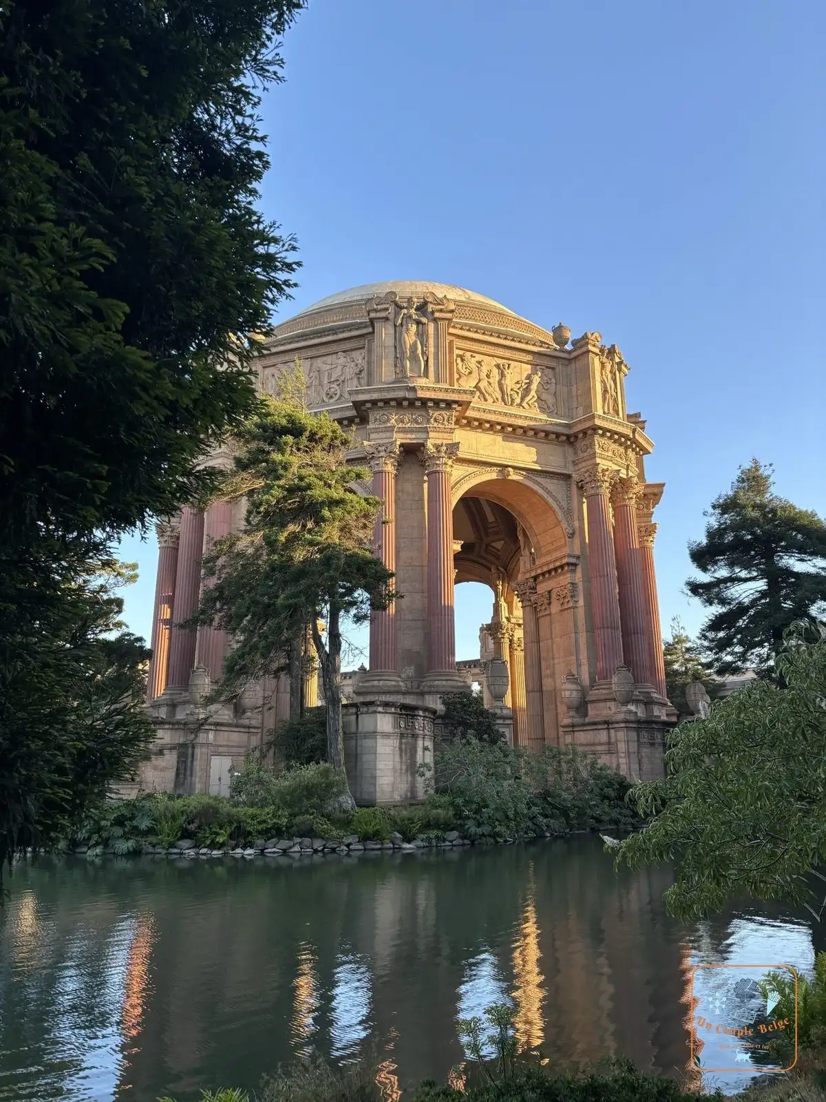 La rotonde du Palace of Fine Arts se reflétant dans le lac