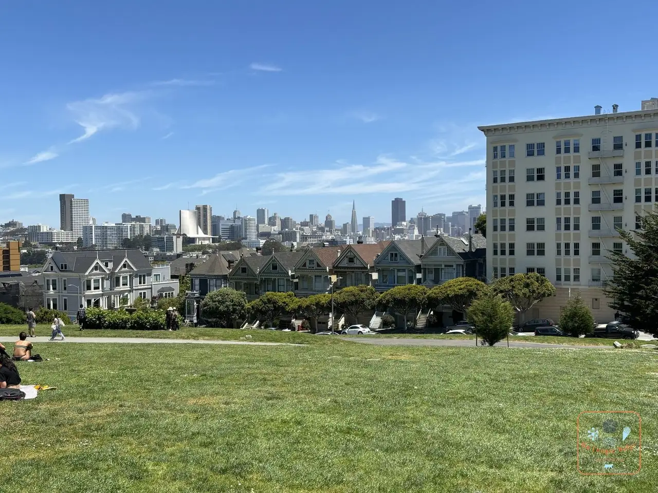 Les maisons victoriennes Painted Ladies devant les gratte-ciel de San Francisco depuis Alamo Square