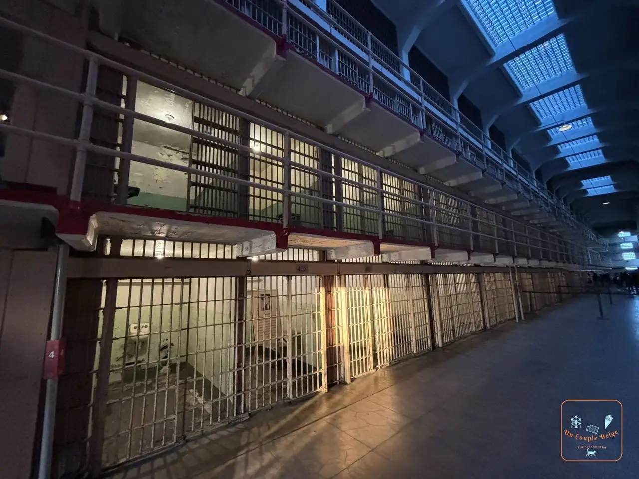 Le quartier des cellules d'Alcatraz éclairé à la tombée de la nuit
