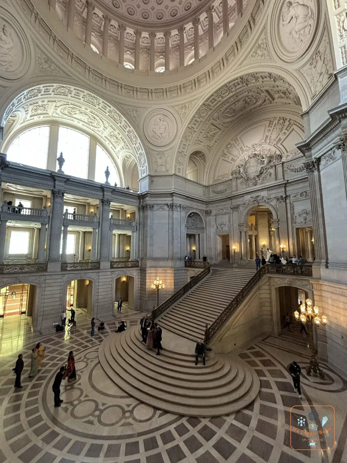 Le grand escalier en marbre et la rotonde du City Hall