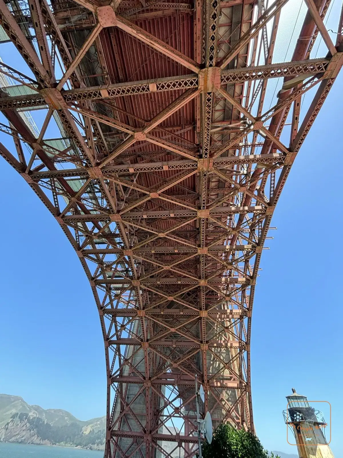 La structure métallique du Golden Gate Bridge vue d'en dessous