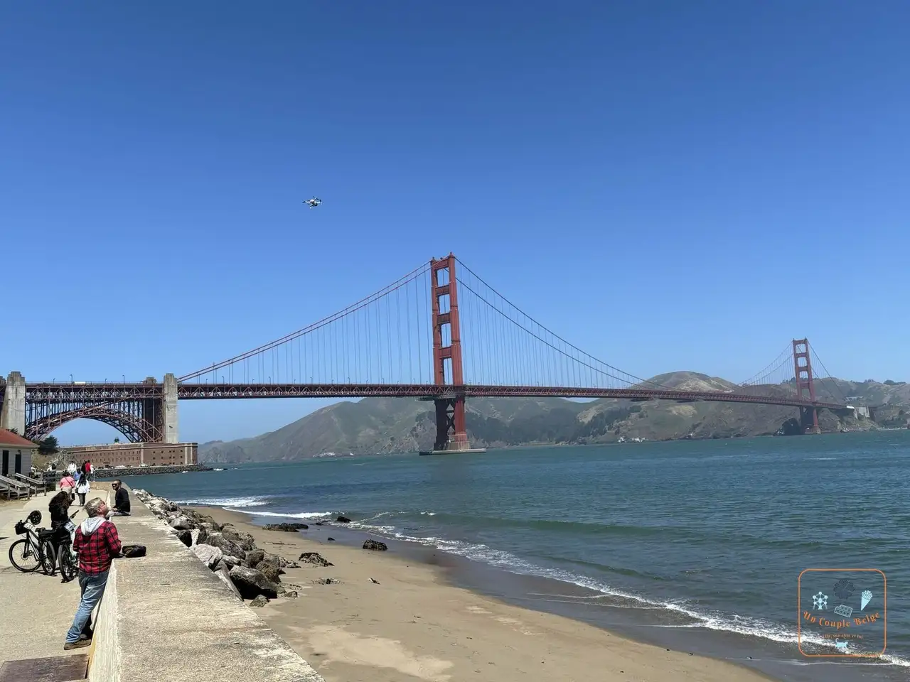 Le Golden Gate Bridge au-dessus de la plage et de la promenade de Crissy Field