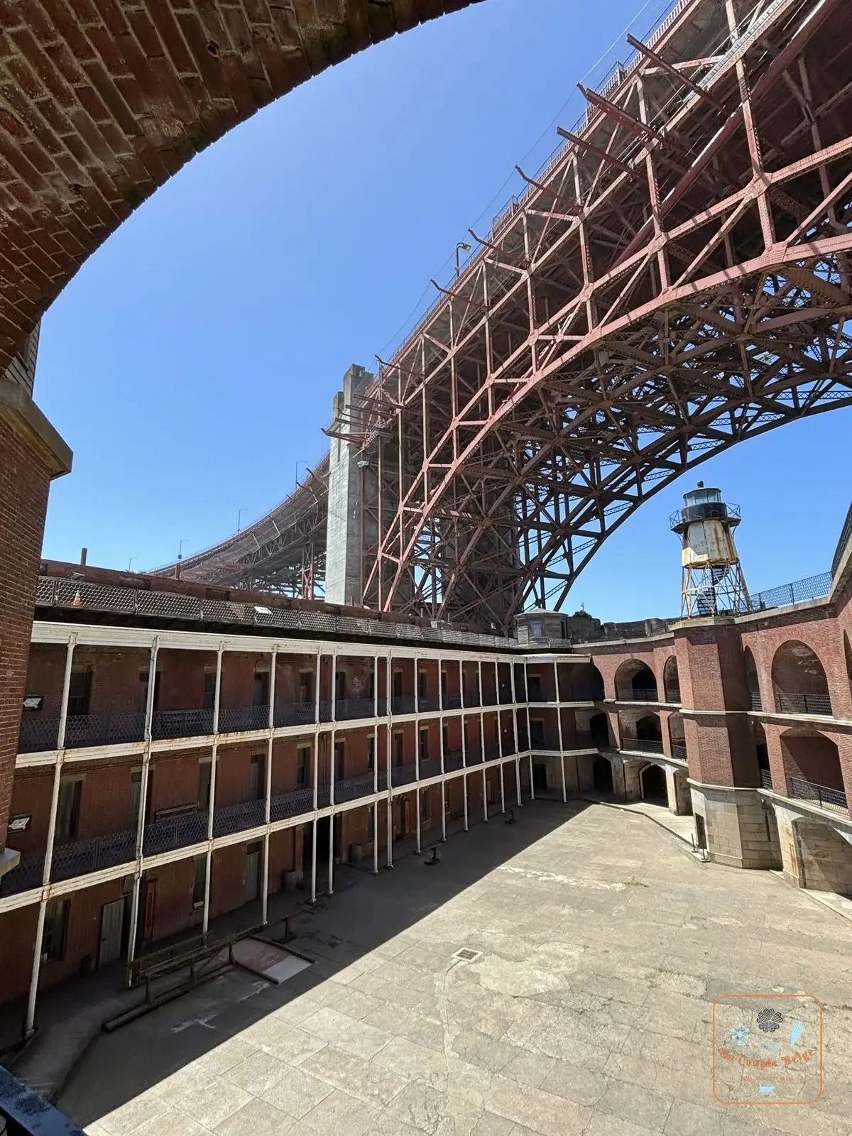 L'arche métallique du Golden Gate au-dessus de la cour de Fort Point