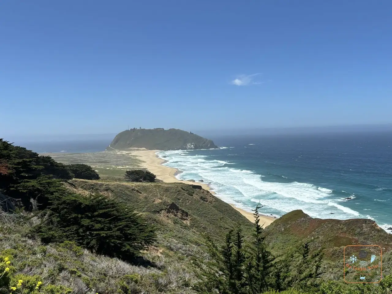 Le gros rocher de Point Sur et sa plage vus d'en haut
