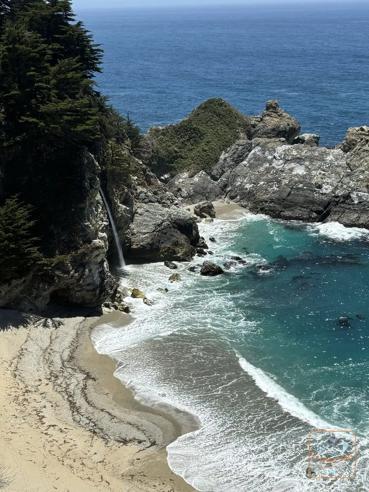 La cascade de McWay Falls qui tombe directement sur la plage