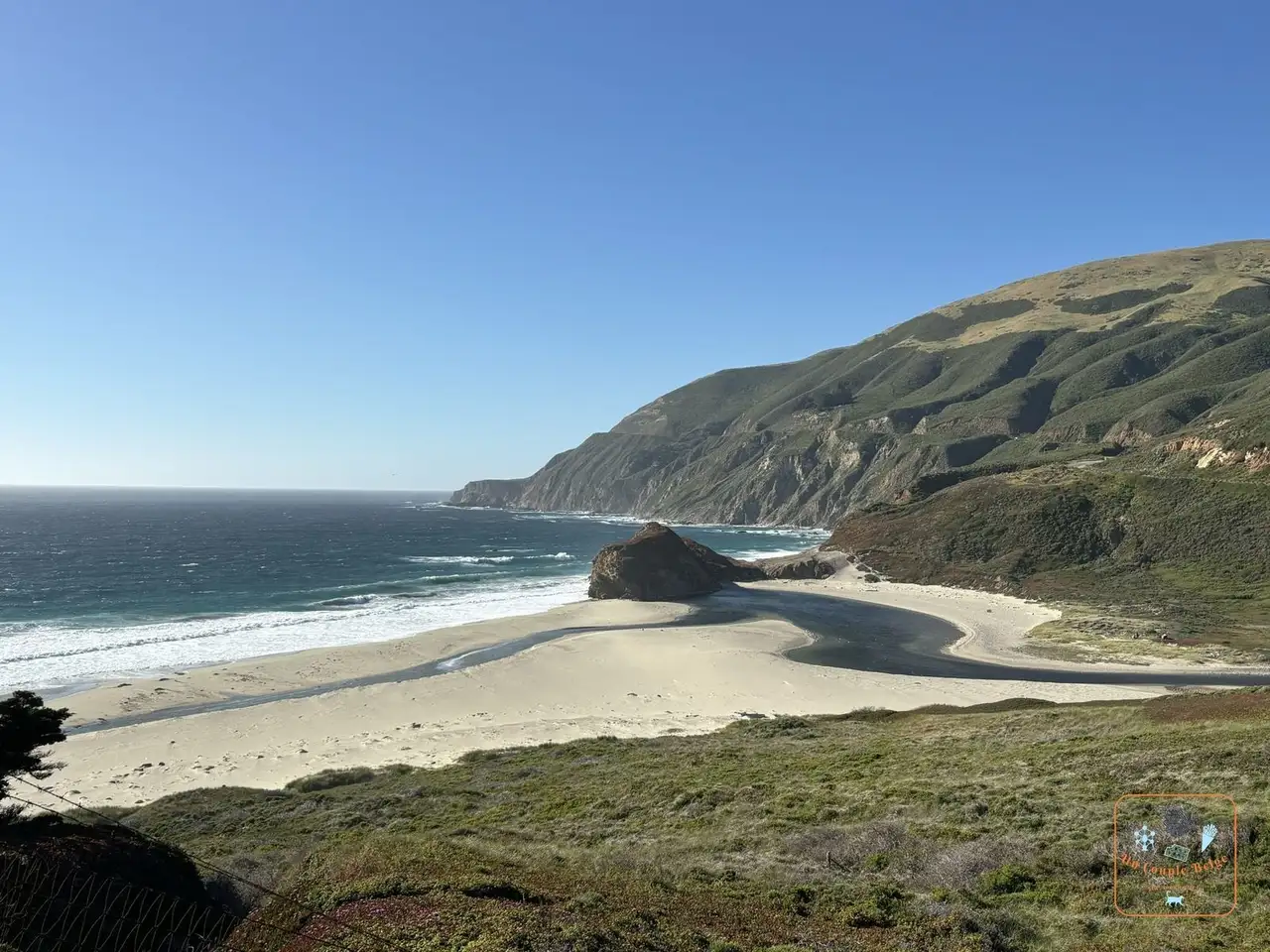 Une plage et une lagune au pied des collines de Big Sur en fin de journée
