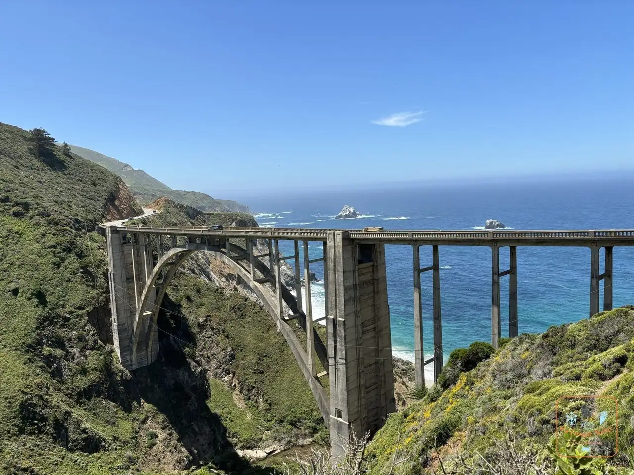 Le Bixby Bridge et son arche de béton au-dessus du canyon