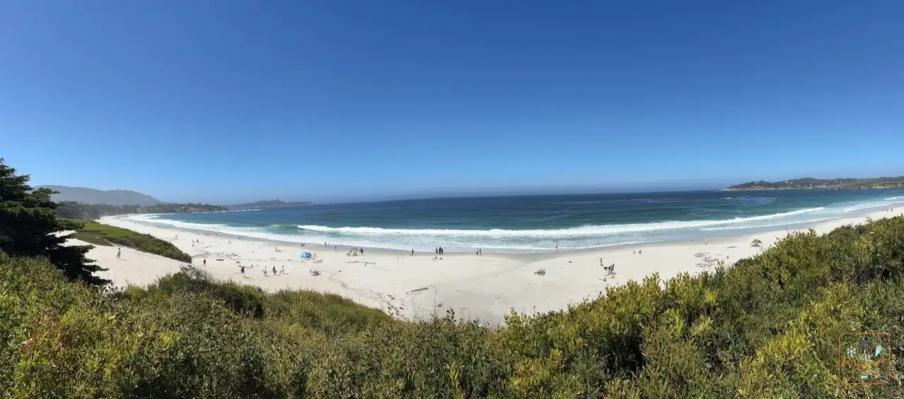 La grande plage de sable blanc de Carmel-by-the-Sea