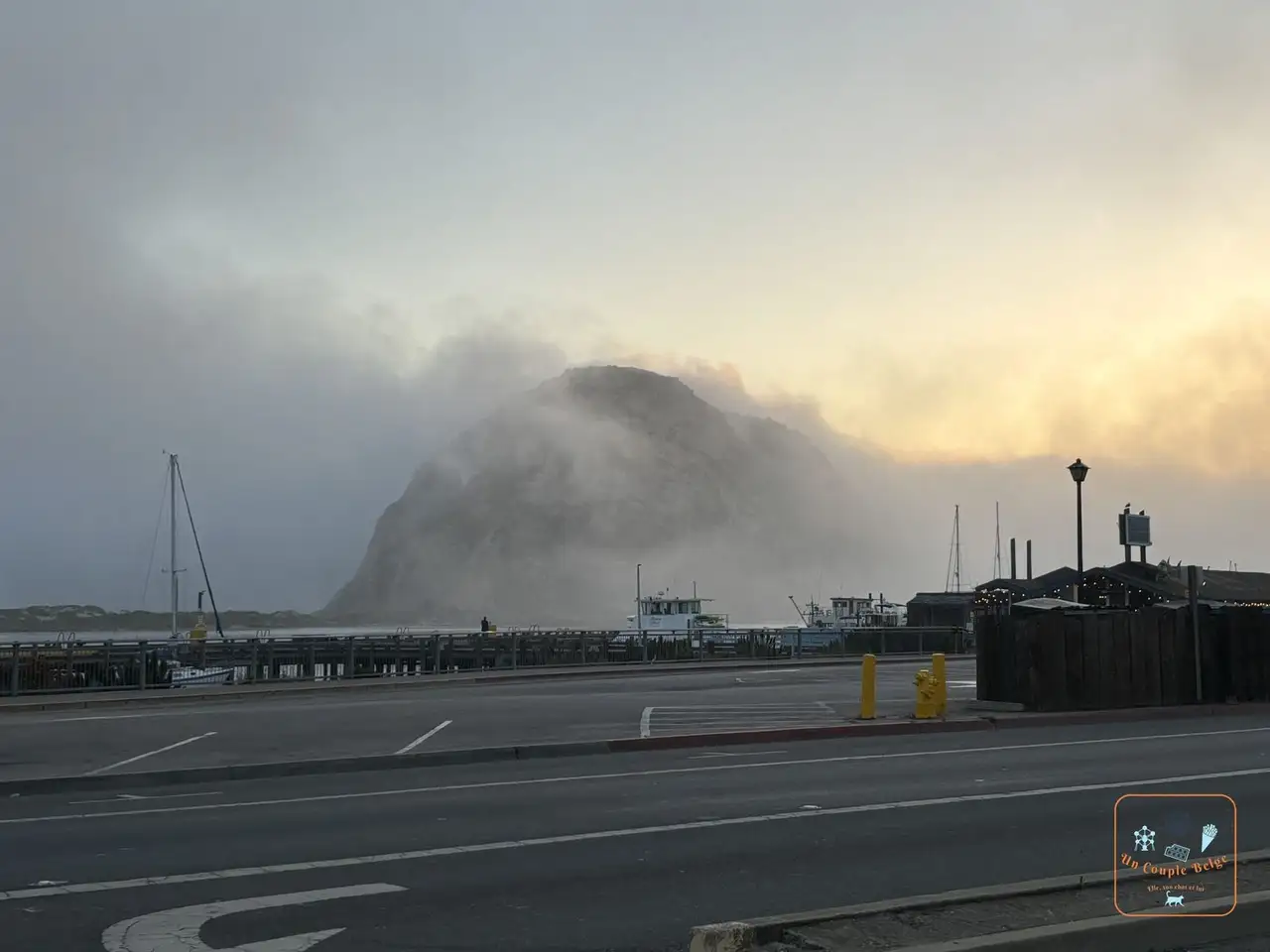Morro Rock dans le brouillard au-dessus du port de Morro Bay