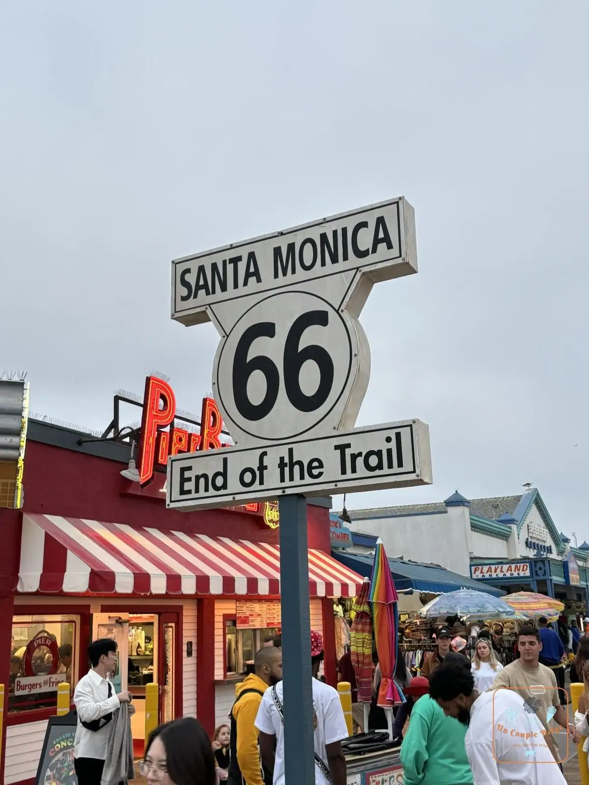 Le panneau Santa Monica 66 End of the Trail sur le pier