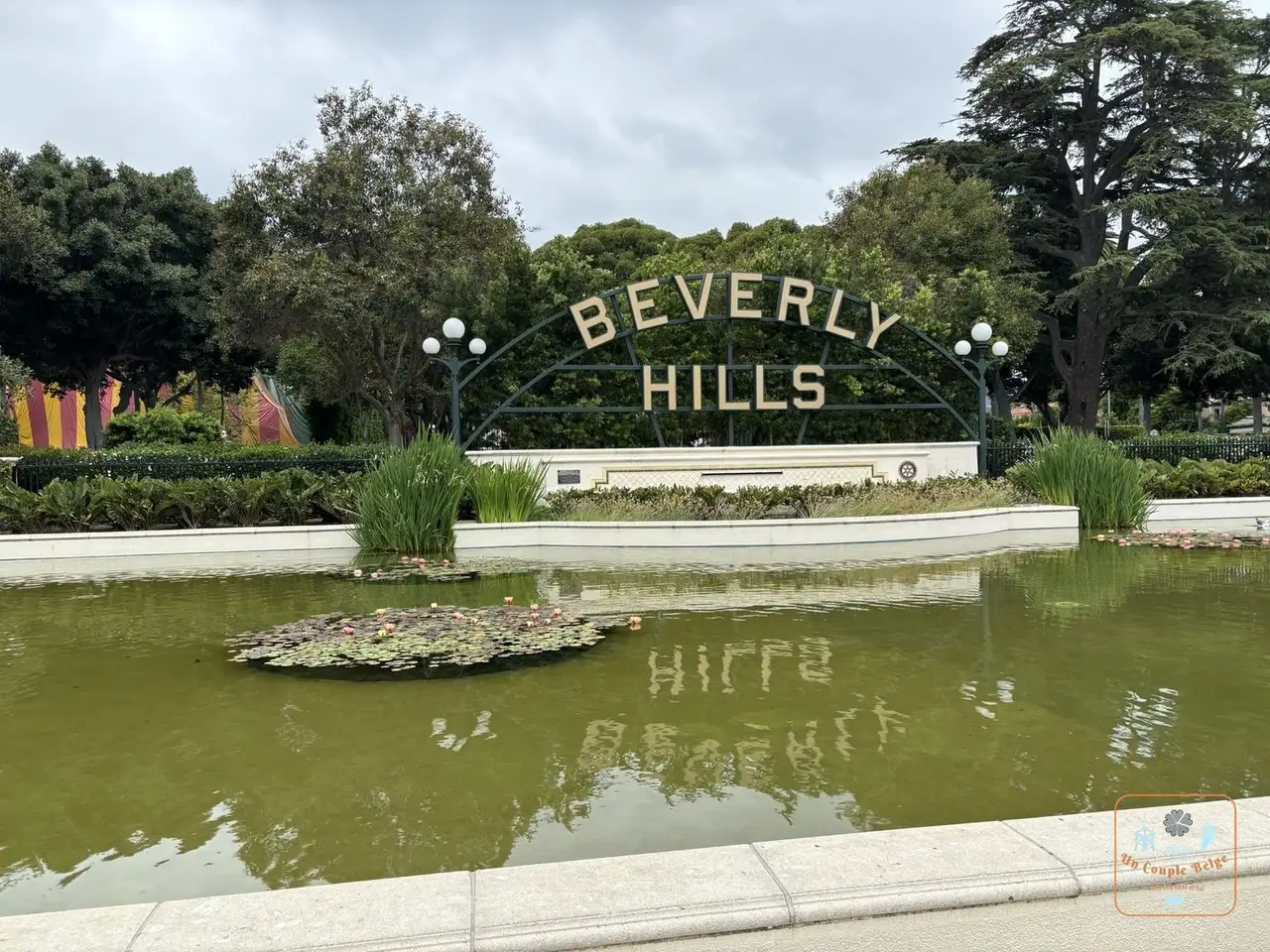 Le panneau Beverly Hills et son bassin