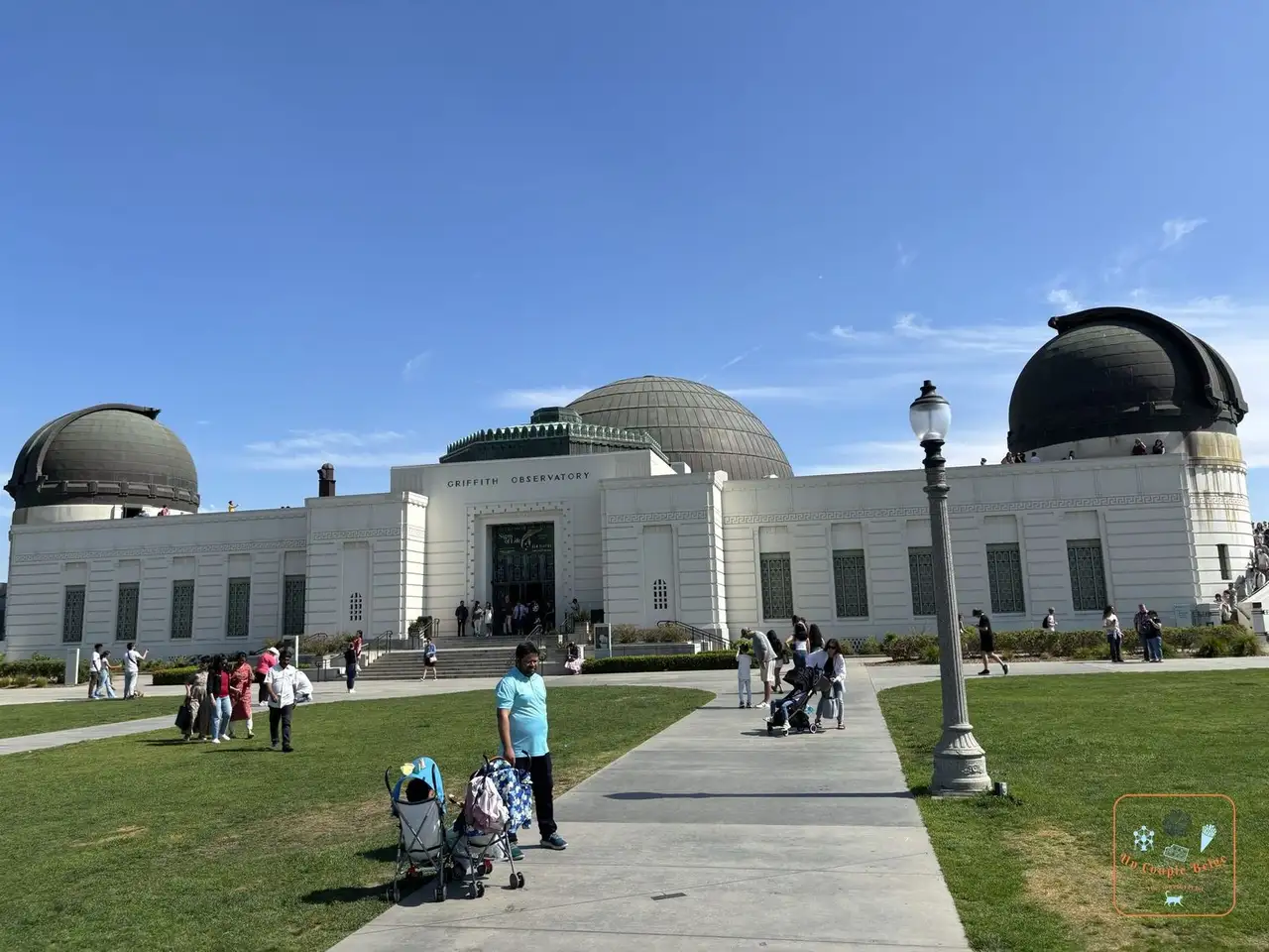 Le Griffith Observatory et ses coupoles sous le ciel bleu