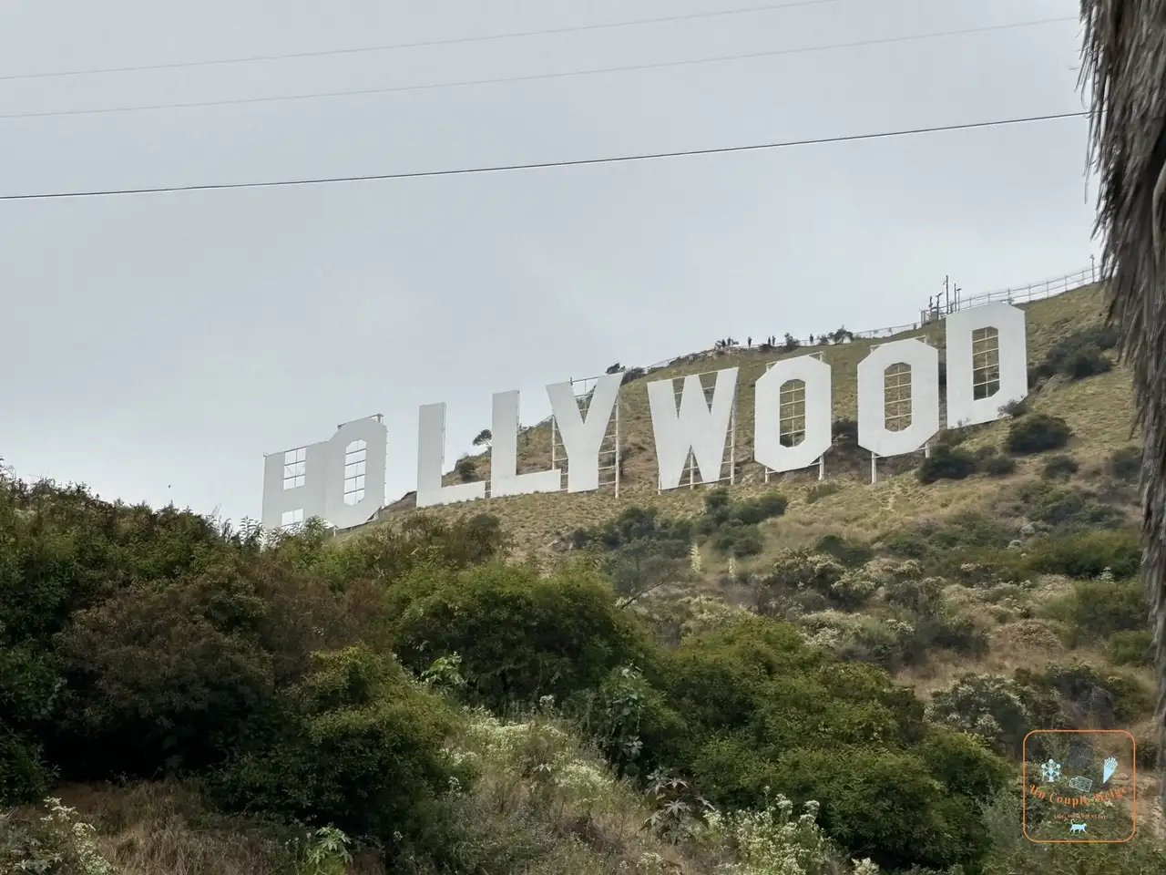 Les lettres Hollywood vues de près depuis le sentier
