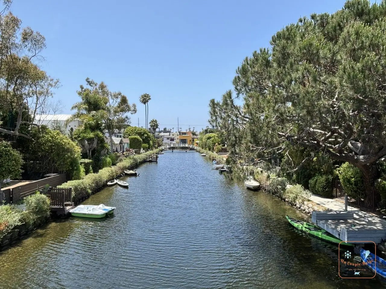 Un canal de Venice avec ses petits bateaux et ses ponts
