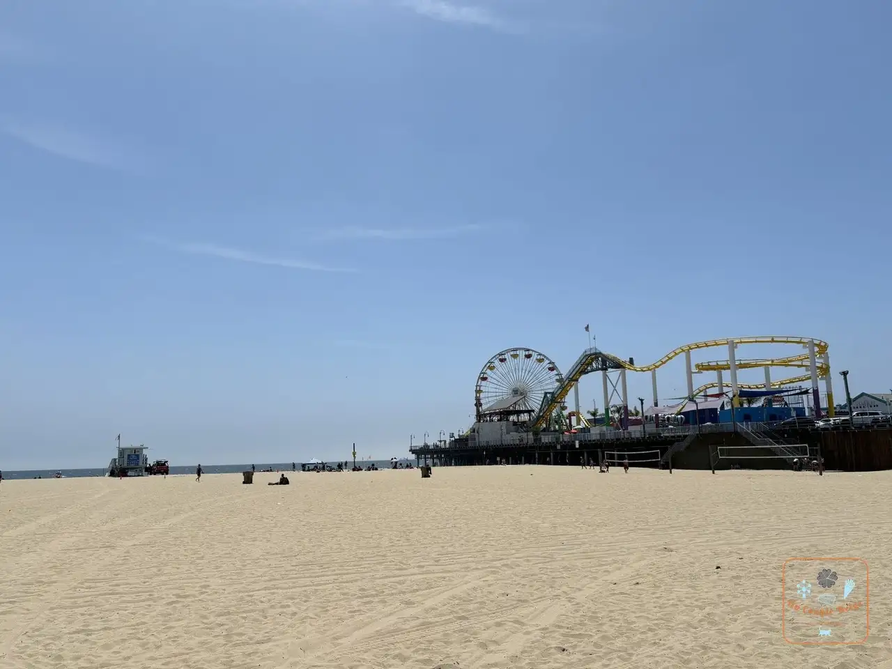 Le Santa Monica Pier et sa grande roue depuis la plage