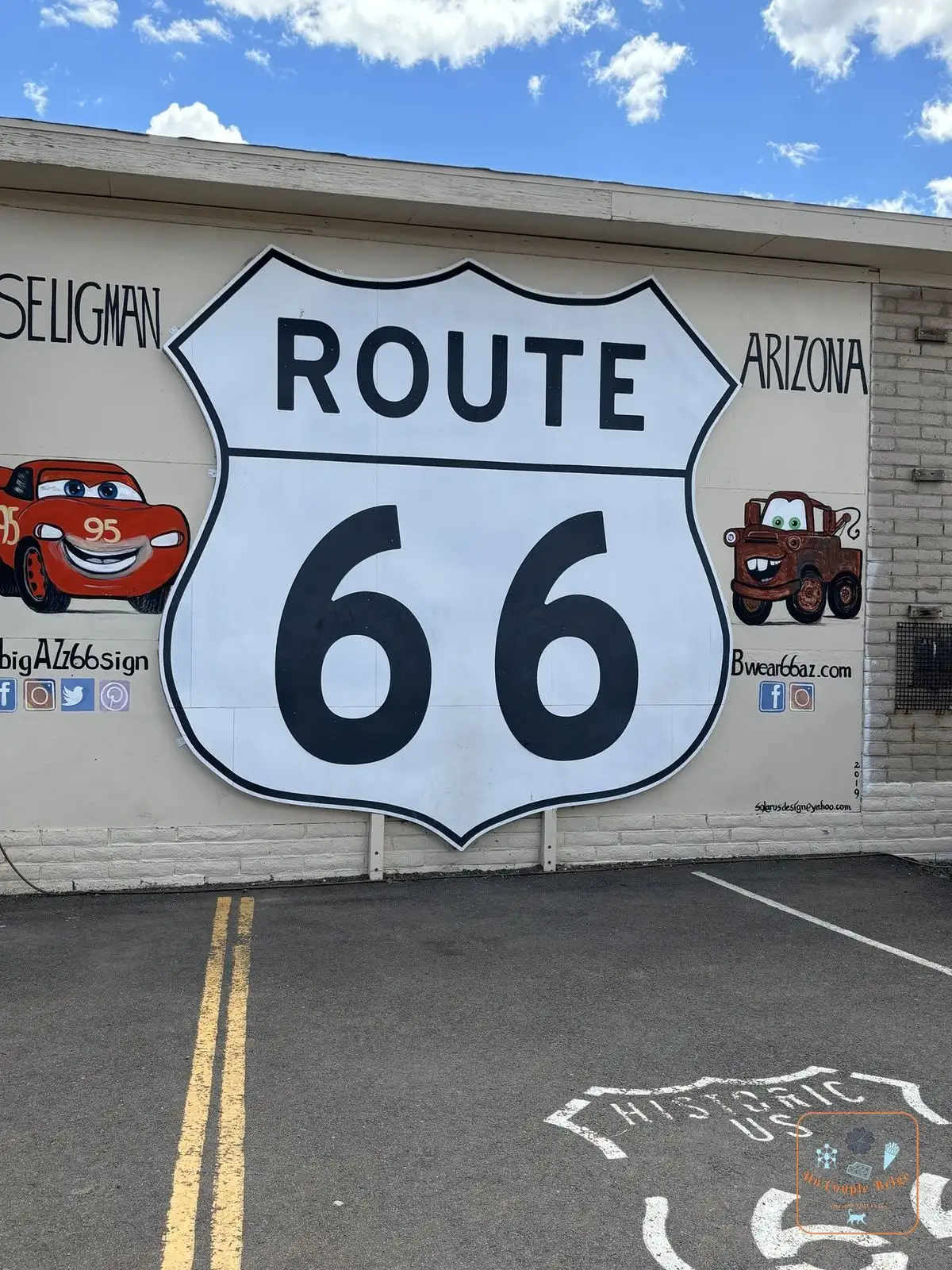 Le grand panneau Route 66 de Seligman, avec Flash McQueen et Martin