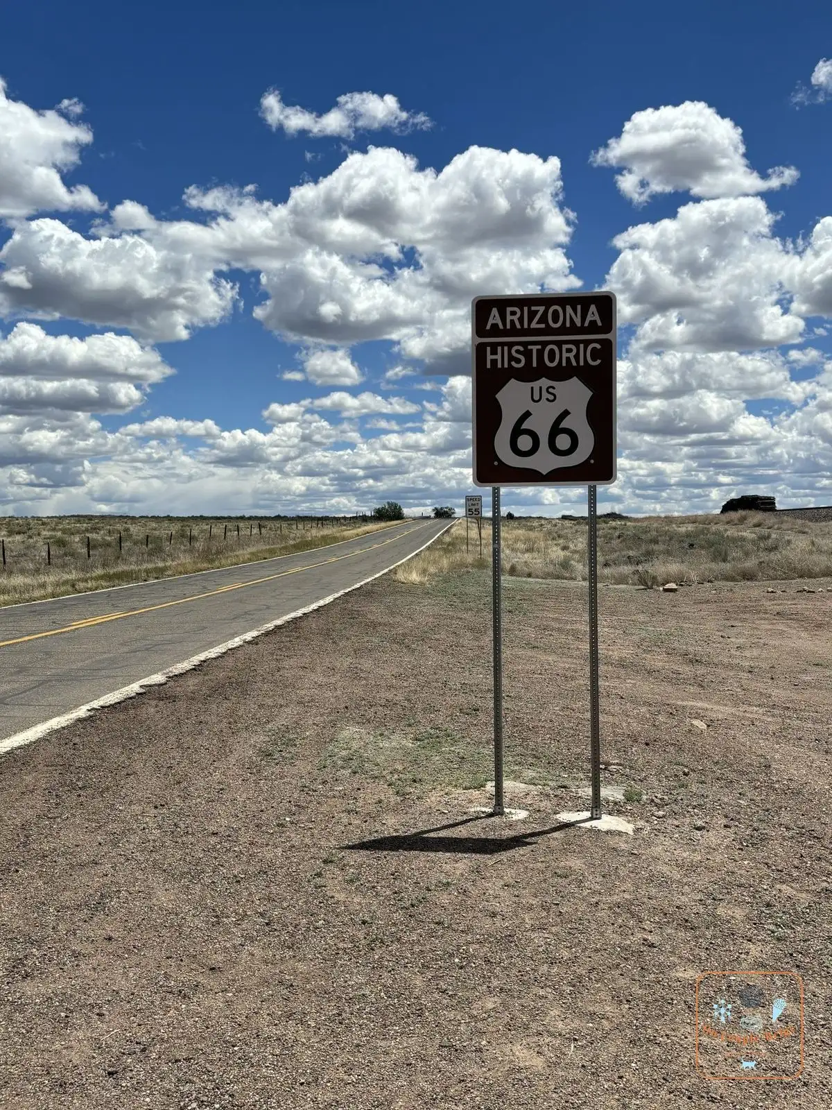 Un panneau « Arizona Historic Route 66 » au bord de la route