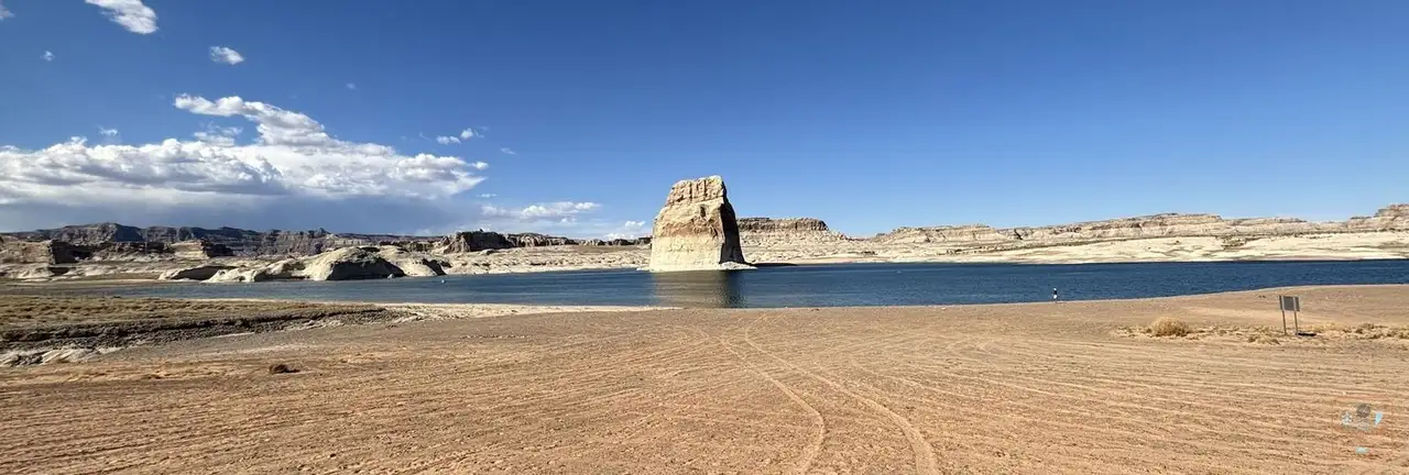 Le monolithe de Lone Rock, sur le lac Powell