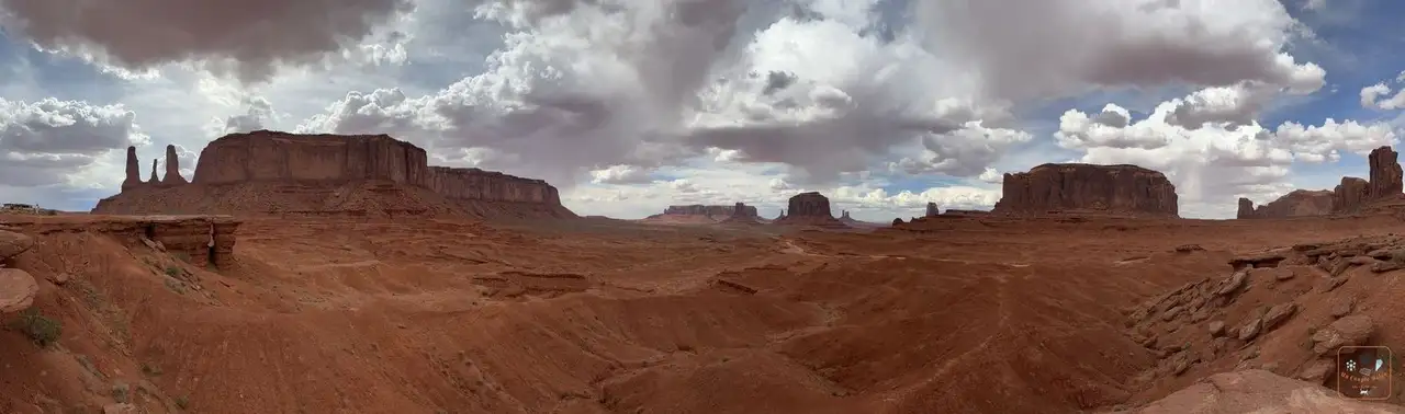 Monument Valley sous un ciel d'orage