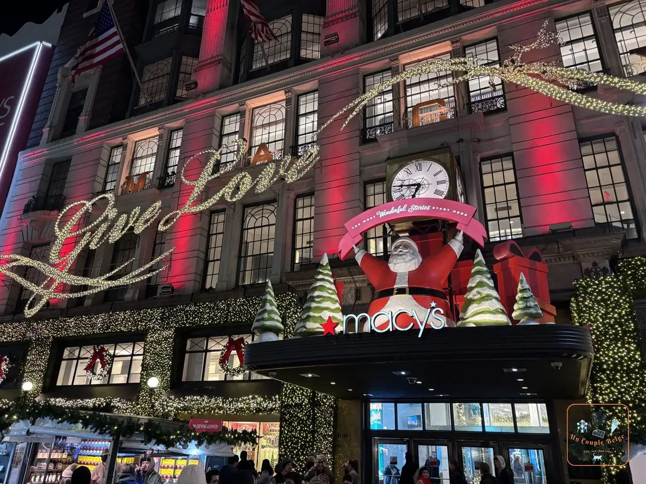 Le Père Noël et l'horloge au-dessus de l'entrée de Macy's